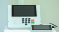 Urna eletrônica brasileira modelo 2020 com teclado numérico e terminal do mesário