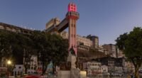 Elevador Lacerda iluminado ao anoitecer, ligando a Cidade Baixa à Cidade Alta, em Salvador