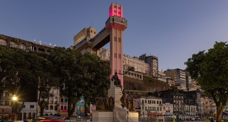 Elevador Lacerda iluminado ao anoitecer, ligando a Cidade Baixa à Cidade Alta, em Salvador