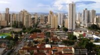 Vista panorâmica de Goiânia com prédios altos e bairros arborizados