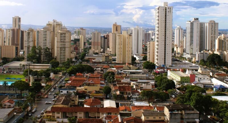 Vista panorâmica de Goiânia com prédios altos e bairros arborizados