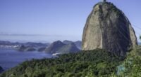 Morro do Pão de Açúcar visto de cima, com a entrada da Baía de Guanabara ao fundo