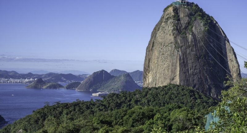 Morro do Pão de Açúcar visto de cima, com a entrada da Baía de Guanabara ao fundo