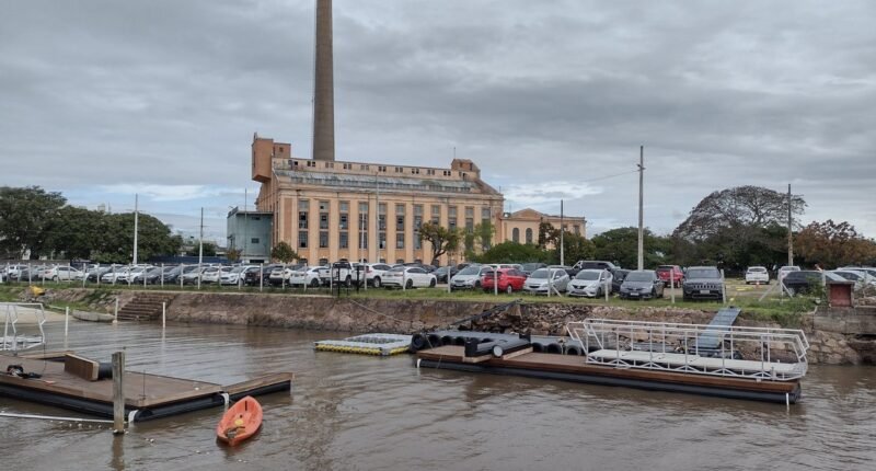 Usina do Gasômetro, com sua chaminé alta, às margens do Guaíba, em Porto Alegre
