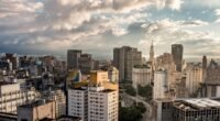 Prédios do centro de São Paulo vistos do alto, sob céu com nuvens