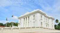 Fachada branca neoclássica do Palácio Rio Branco, em Rio Branco, capital do Acre, sob céu azul