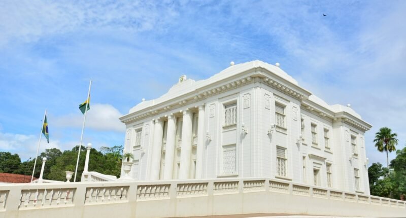 Fachada branca neoclássica do Palácio Rio Branco, em Rio Branco, capital do Acre, sob céu azul