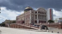 Teatro Amazonas, prédio rosa com cúpula colorida no centro histórico de Manaus, sob céu nublado