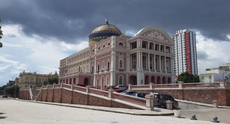 Teatro Amazonas, prédio rosa com cúpula colorida no centro histórico de Manaus, sob céu nublado