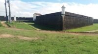 Muralhas e guarita da Fortaleza de São José de Macapá, com gramado em primeiro plano