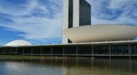 Cúpula do Senado e torres do Congresso Nacional, em Brasília, refletidas no espelho d'água