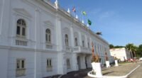 Fachada branca do Palácio dos Leões, sede do governo do Maranhão, em São Luís, com bandeiras hasteadas