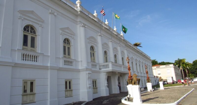 Fachada branca do Palácio dos Leões, sede do governo do Maranhão, em São Luís, com bandeiras hasteadas