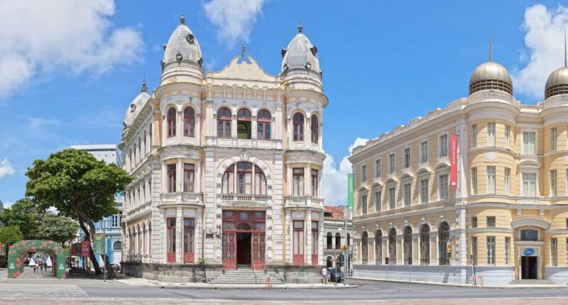 Prédios históricos do Recife Antigo na Praça do Marco Zero, em dia de céu azul