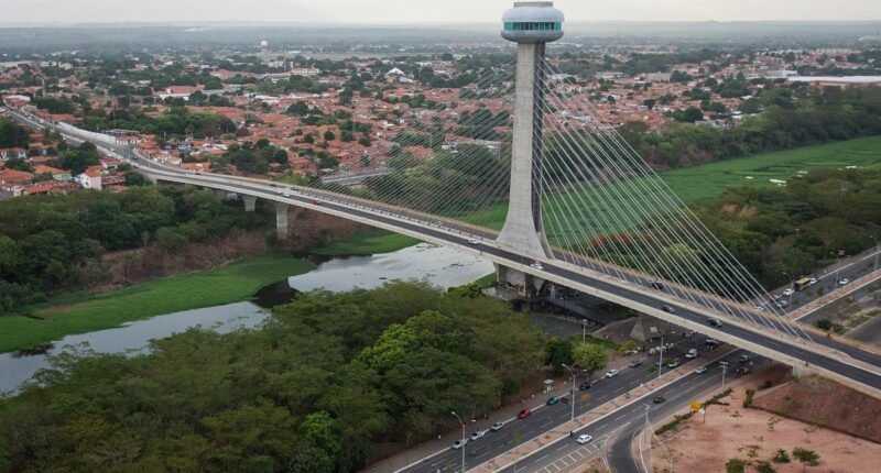 Vista aérea da Ponte Estaiada João Isidoro França sobre o rio Poti, em Teresina