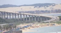 Ponte Newton Navarro sobre o rio Potengi, em Natal, com dunas ao fundo