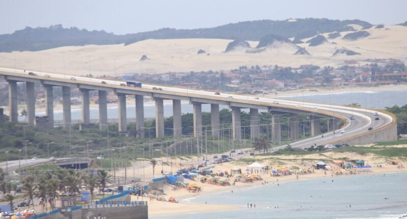 Ponte Newton Navarro sobre o rio Potengi, em Natal, com dunas ao fundo