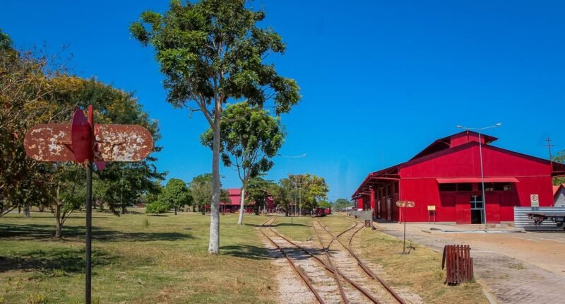 Galpão vermelho e trilhos do complexo da Estrada de Ferro Madeira-Mamoré, em Porto Velho