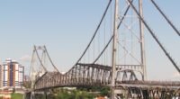 Estrutura metálica da Ponte Hercílio Luz, em Florianópolis, sob céu claro