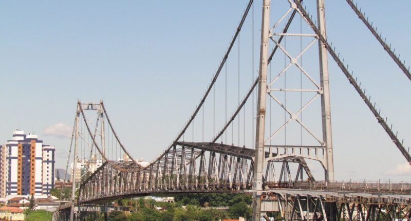 Estrutura metálica da Ponte Hercílio Luz, em Florianópolis, sob céu claro