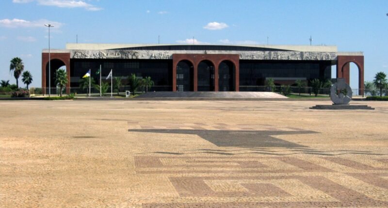 Palácio Araguaia, sede do governo do Tocantins, em Palmas, com praça ampla à frente