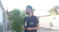 Recenseador do IBGE, com colete e crachá, durante a coleta do Censo 2022