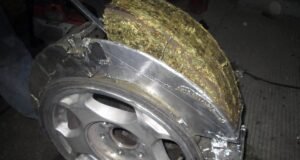 Maconha escondida dentro de uma roda de carro, apreendida por agentes de fronteira dos Estados Unidos em El Paso, Texas