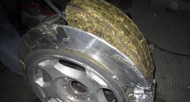 Maconha escondida dentro de uma roda de carro, apreendida por agentes de fronteira dos Estados Unidos em El Paso, Texas