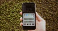 Mão segurando um smartphone com a tela de configurações aberta