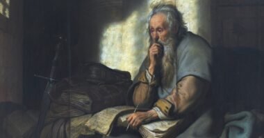 Pintura São Paulo na prisão, de Rembrandt (1627), com o apóstolo idoso sentado junto a livros, em atitude pensativa