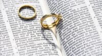 Duas alianças de casamento sobre uma Bíblia aberta