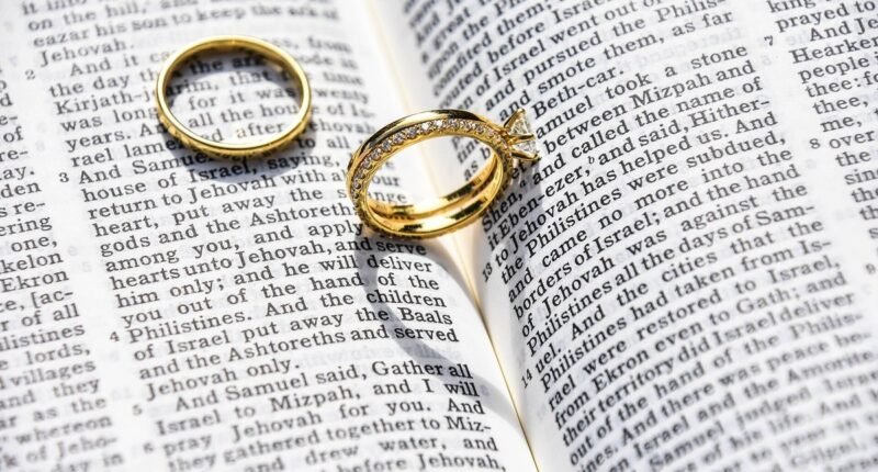 Duas alianças de casamento sobre uma Bíblia aberta