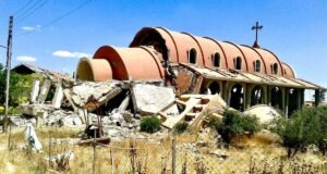 Ruínas da Igreja Assíria do Oriente de Santa Maria, em Tell Nasri, na Síria, destruída pelo Estado Islâmico em 2015