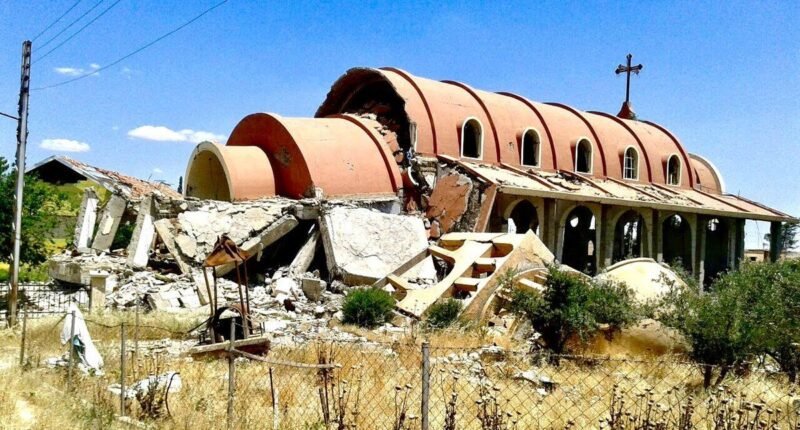 Ruínas da Igreja Assíria do Oriente de Santa Maria, em Tell Nasri, na Síria, destruída pelo Estado Islâmico em 2015