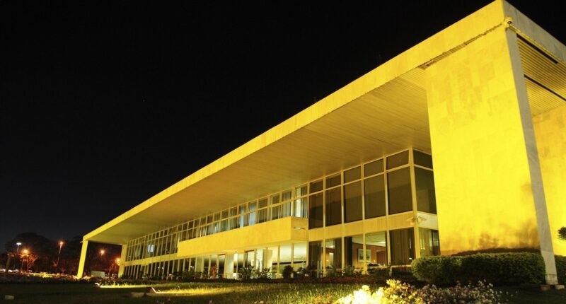 Palácio do Buriti, em Brasília, iluminado de amarelo à noite para a campanha Setembro Amarelo de prevenção ao suicídio