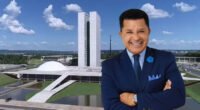 Pastor Abílio Santana sorrindo, de braços cruzados, em frente ao Congresso Nacional em Brasília