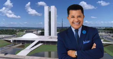 Pastor Abílio Santana sorrindo, de braços cruzados, em frente ao Congresso Nacional em Brasília