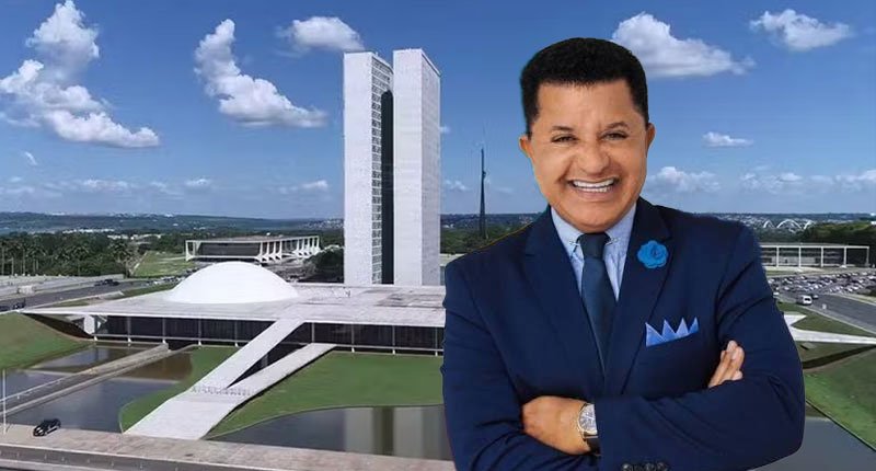 Pastor Abílio Santana sorrindo, de braços cruzados, em frente ao Congresso Nacional em Brasília